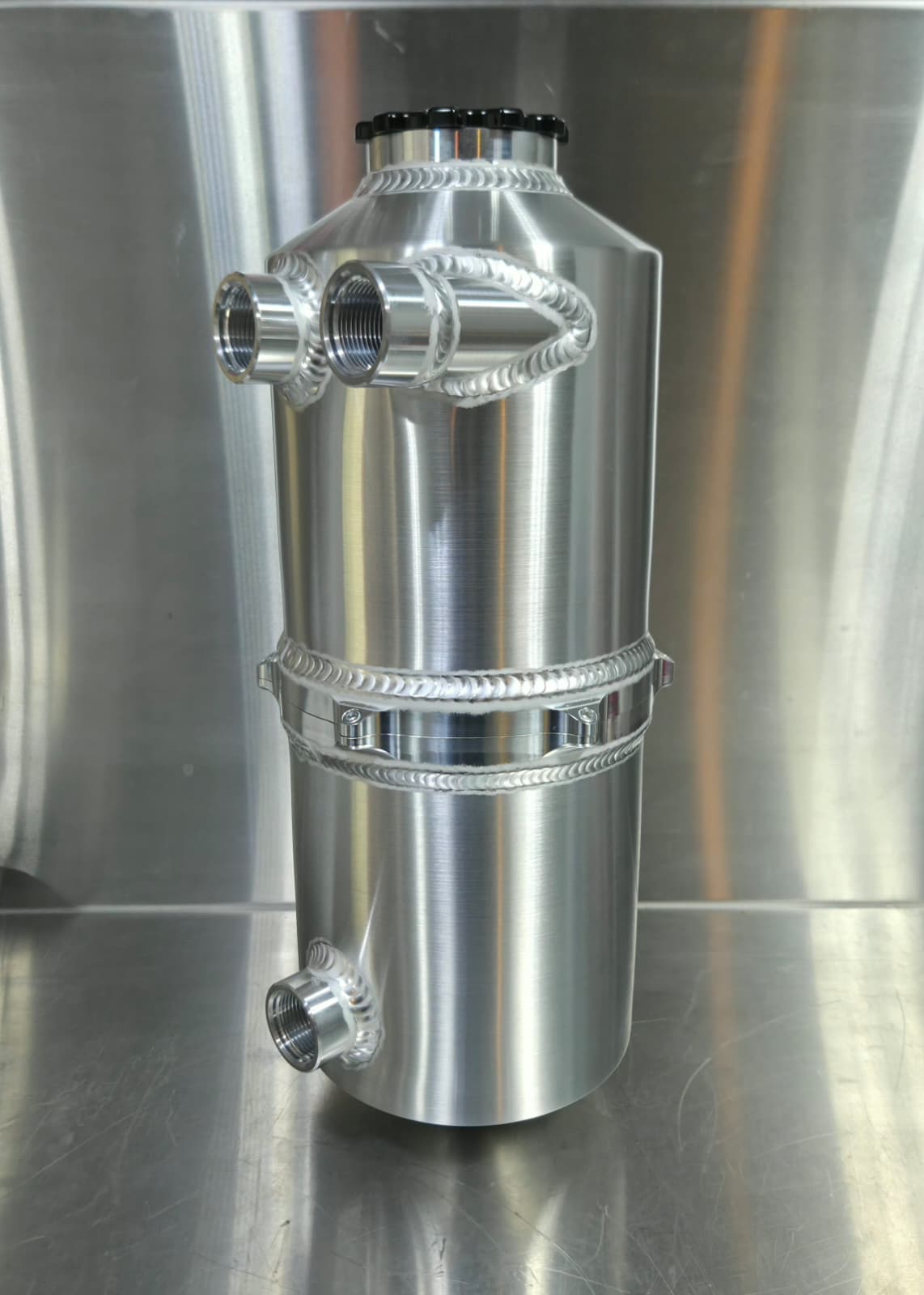 Magnus Dry Sump Tank 7″ diameter 11 Liter / 3 Gallon capacity - Image 7